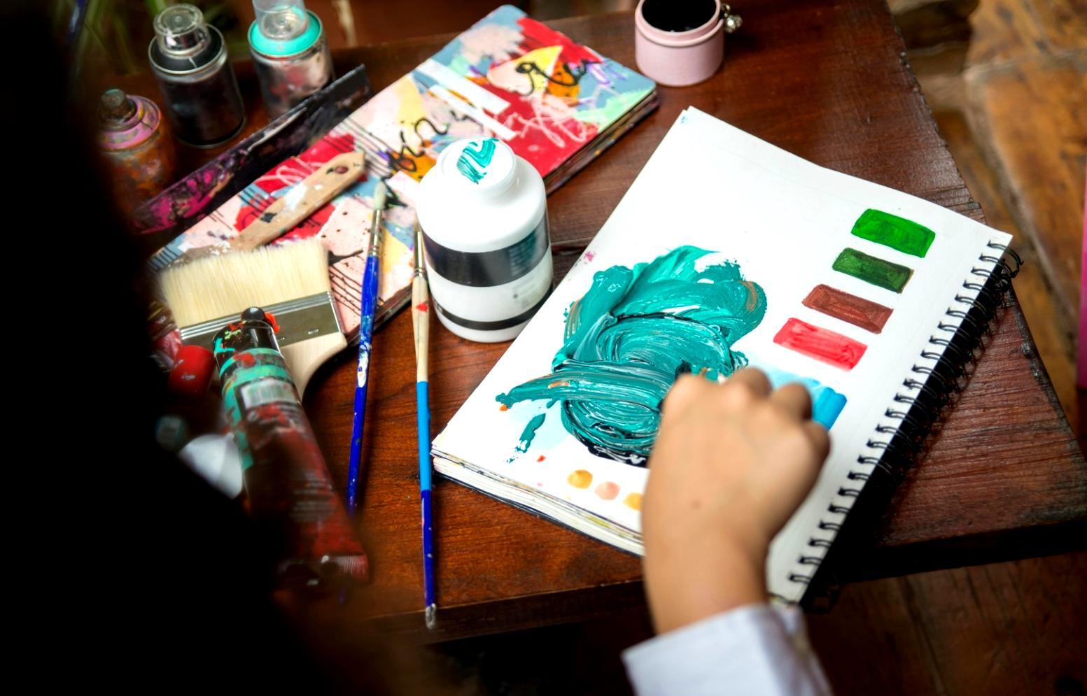 Sessione pratica di acquerello durante un workshop